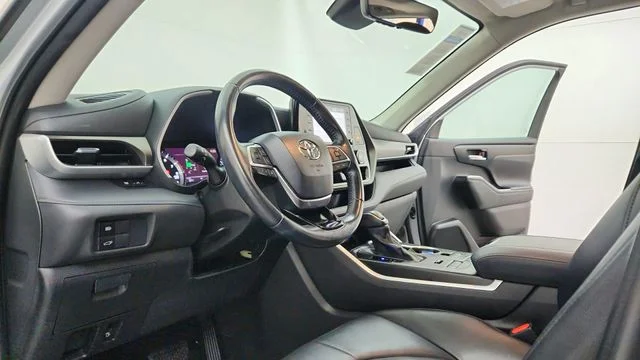 Used 2021 Silver Toyota XLE image 15