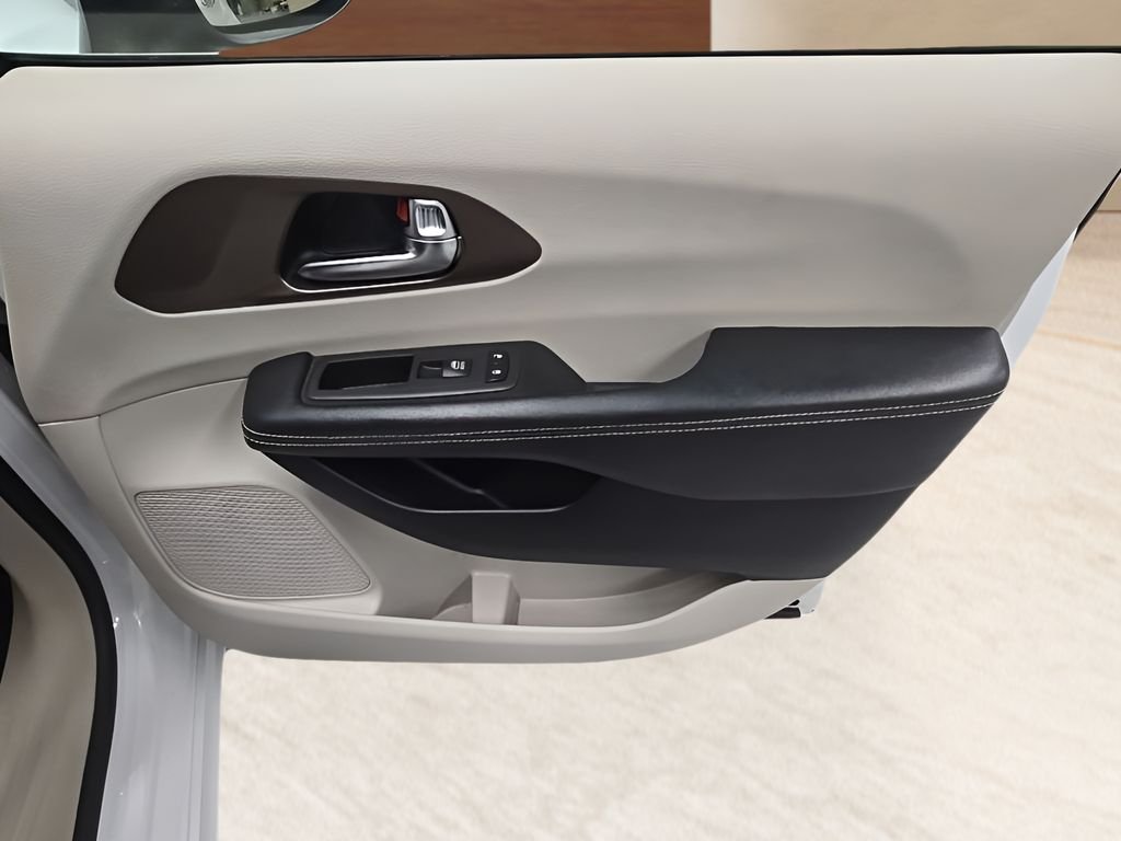 Used 2022 White Chrysler LX image 22
