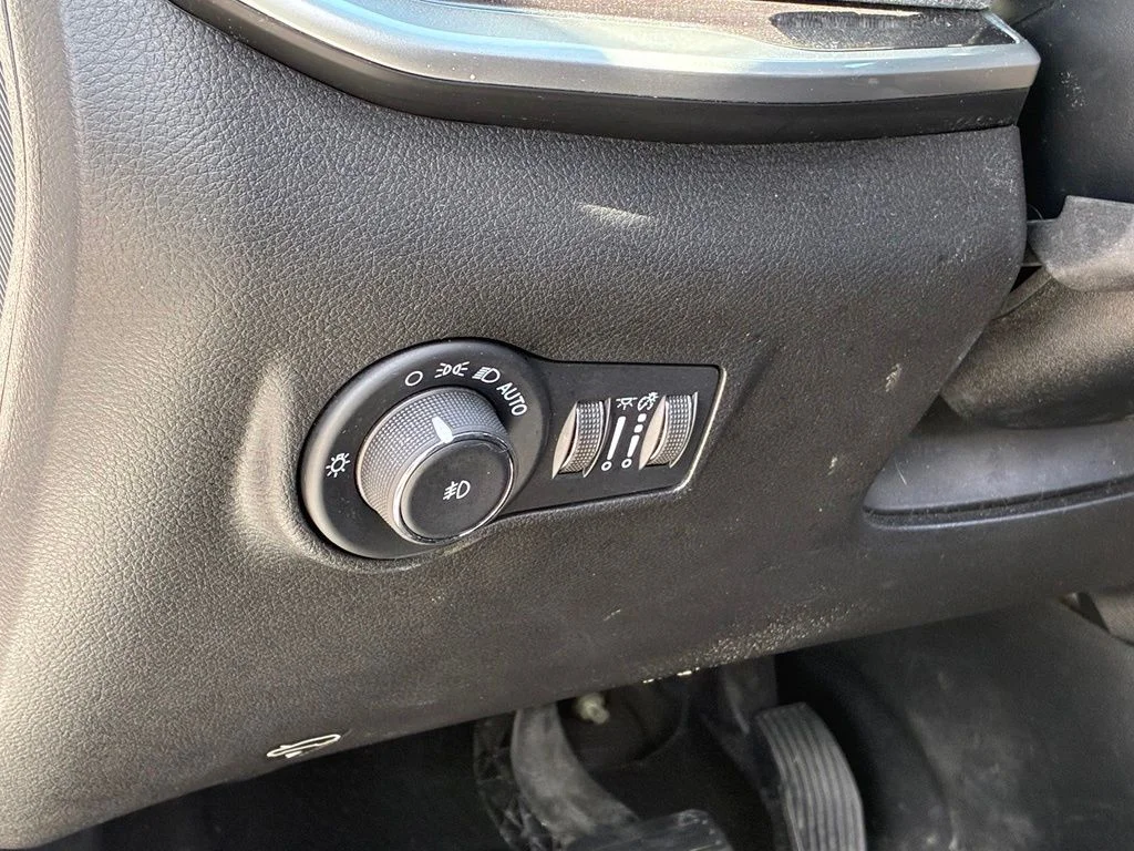 Used 2024 White Jeep Latitude image 19
