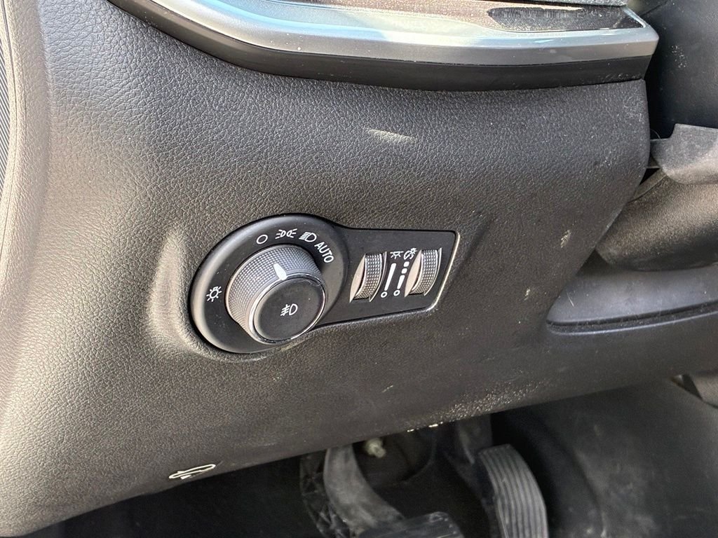 Used 2024 White Jeep Latitude image 19
