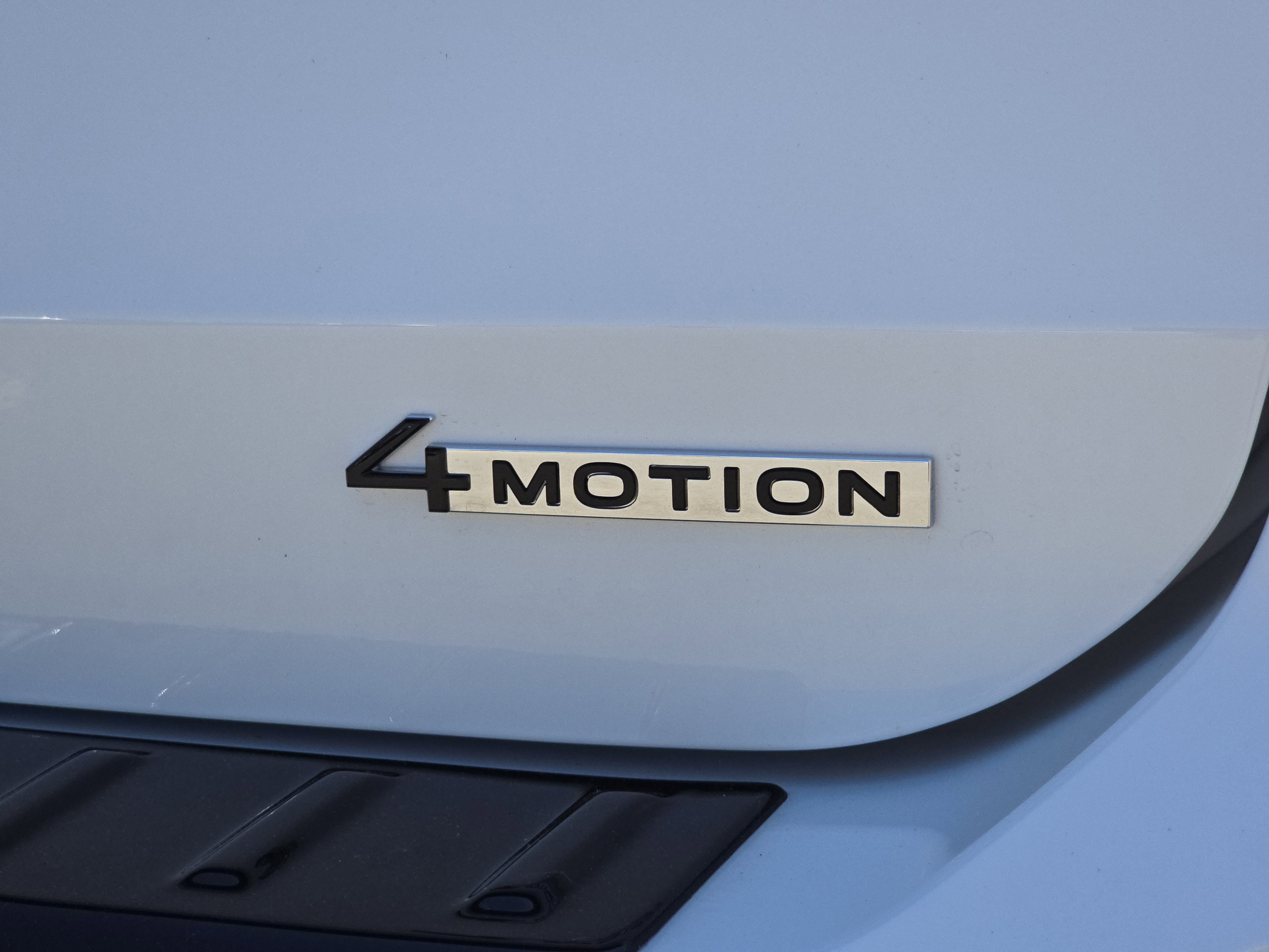 New 2026 Pure White w/Deep Black Roof Volkswagen SE Black image 14