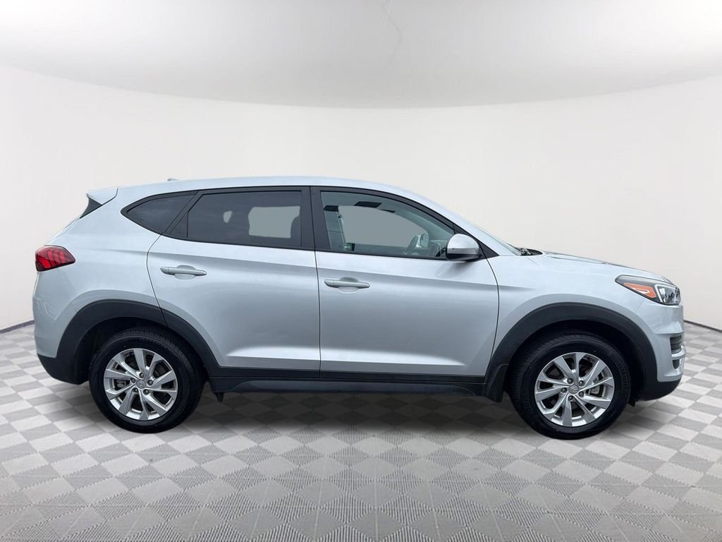 Used 2019 Silver Hyundai SE image 4
