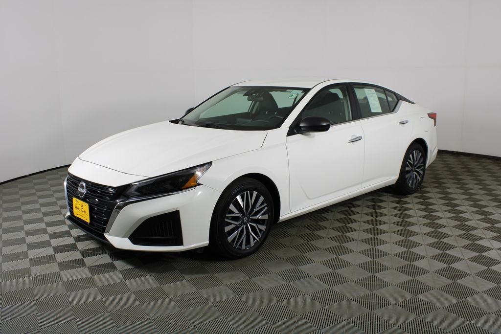 Used 2025 White Nissan 2.5 SV image 3