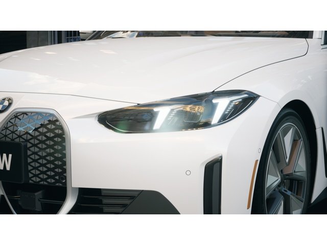 New 2026 Mineral White Metallic BMW xDrive40 image 6