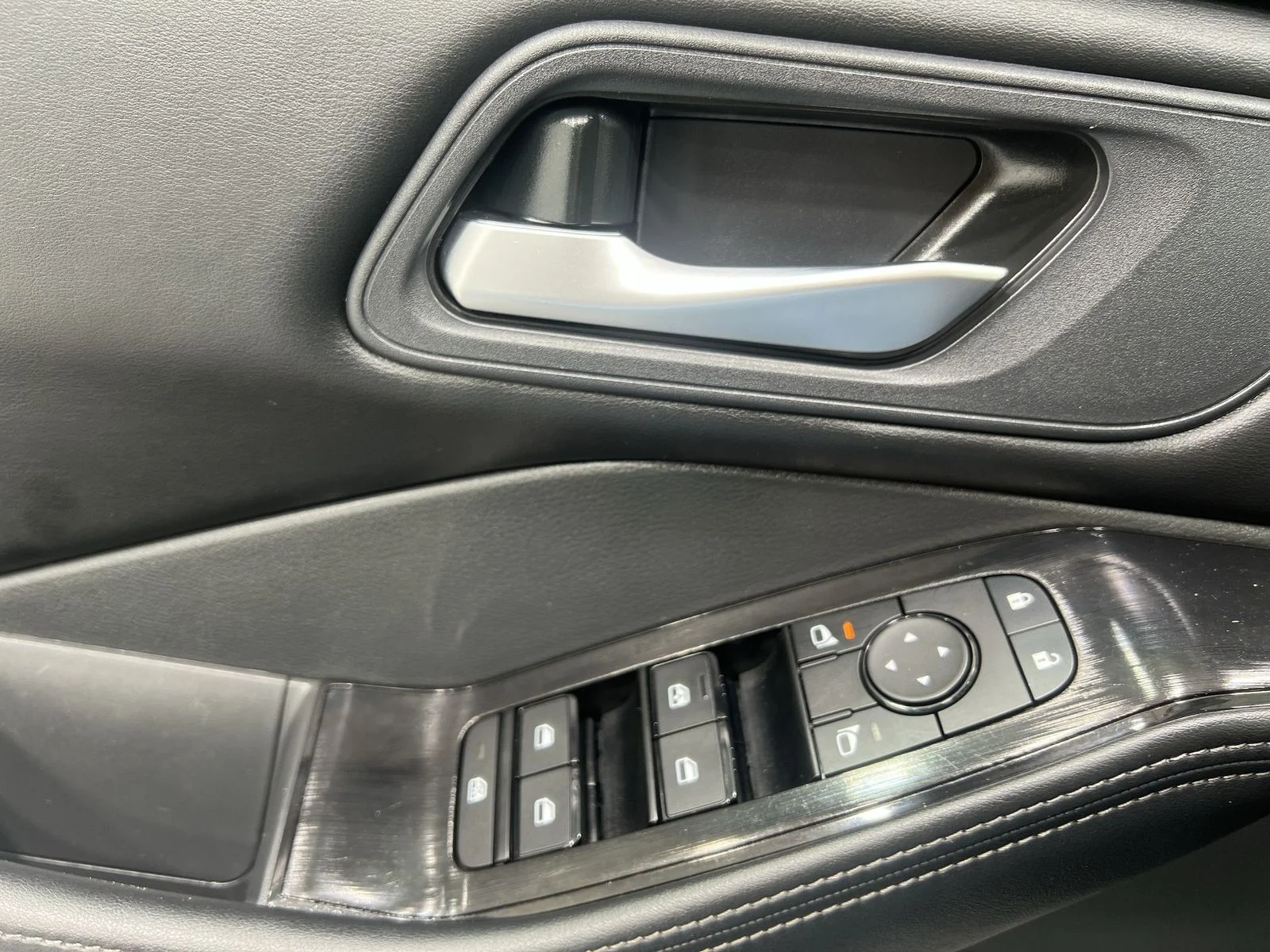 Used 2025 Silver Nissan SV image 13