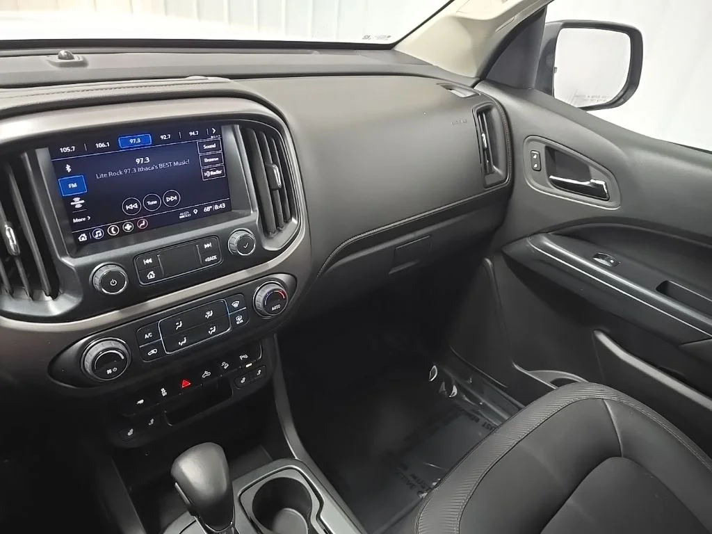 Used 2022 Summit White GMC AT4 w/Leather image 25