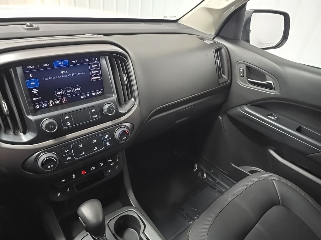 Used 2022 Summit White GMC AT4 w/Leather image 25