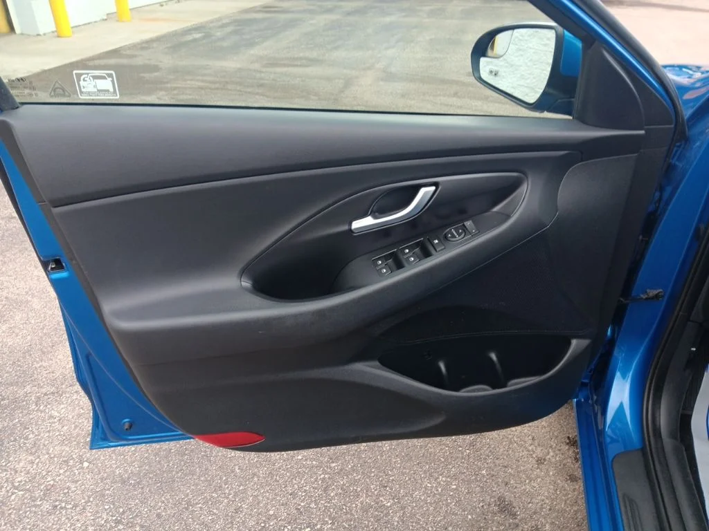 Used 2018 Electric Blue Metallic Hyundai Base image 13