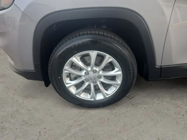 Used 2020 Silver Jeep Latitude image 8