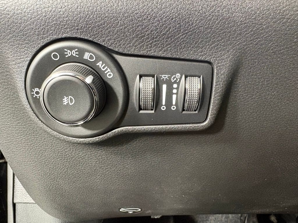 New 2026 Diamond Black Crystal Pearl-Coat Exterior Paint Jeep Latitude image 26
