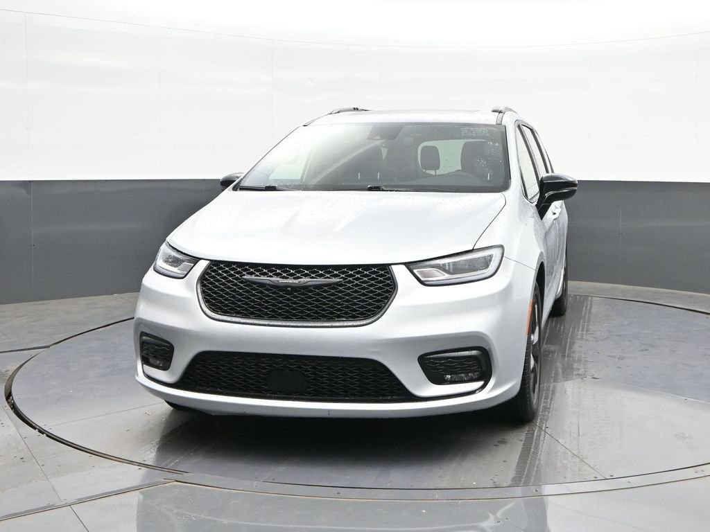 Used 2026 Silver Chrysler Limited image 27