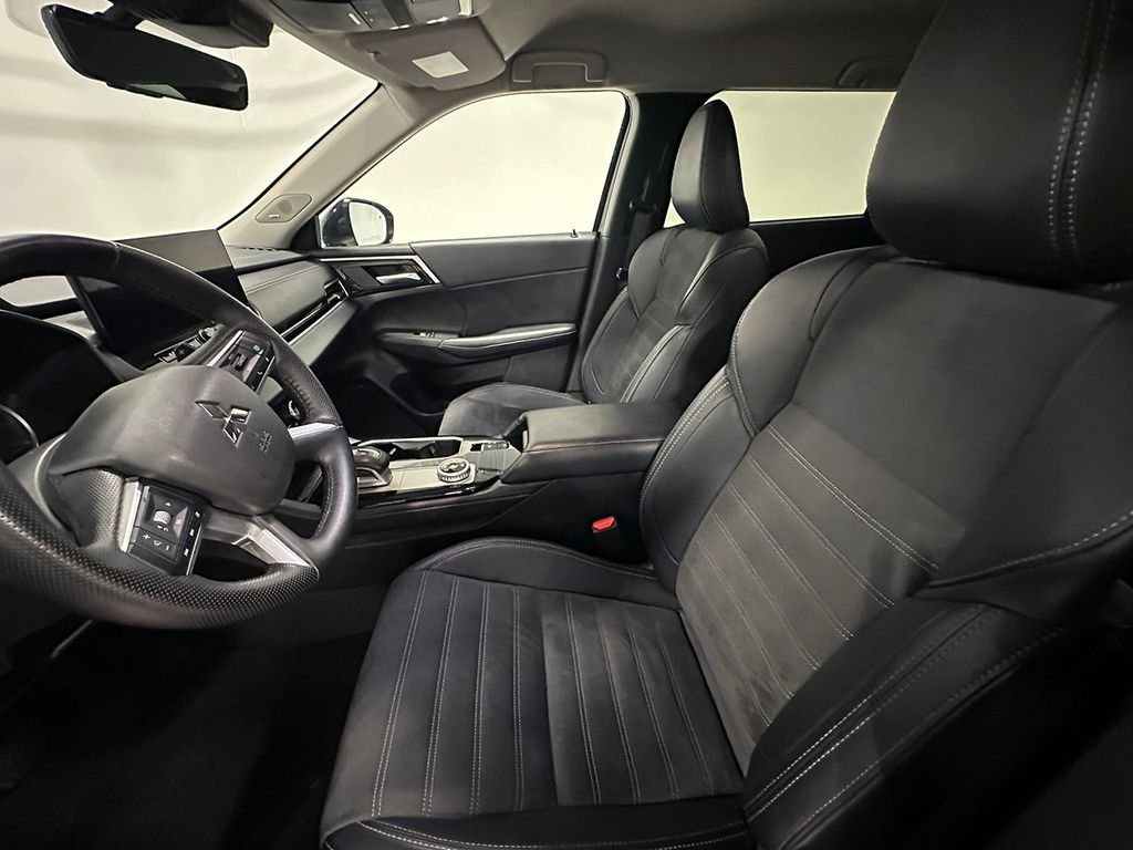 Used 2025 Silver Mitsubishi  image 3