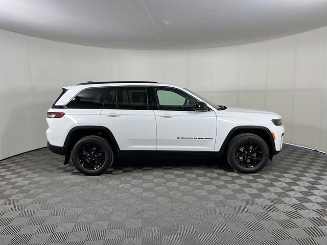 New 2026 Bright White Clear-Coat Exterior Paint Jeep Altitude image 4