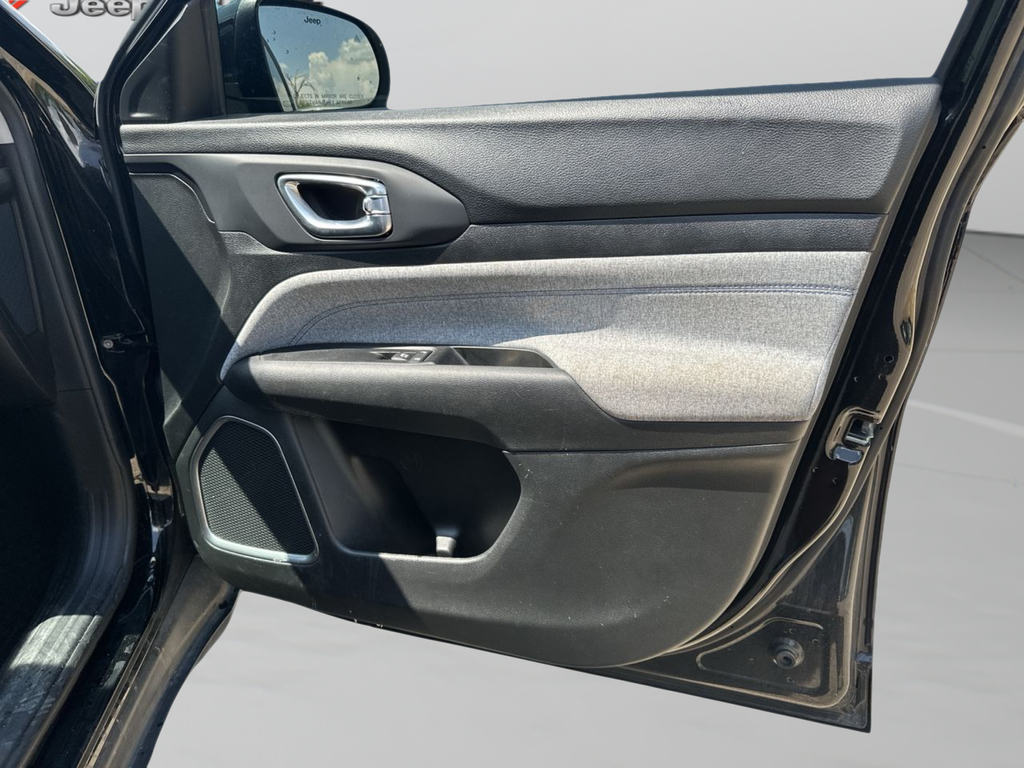 Used 2022 Black Jeep Latitude image 37