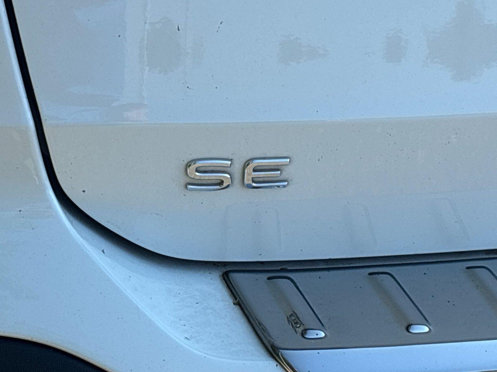 Used 2024 Pure White Volkswagen SE image 11