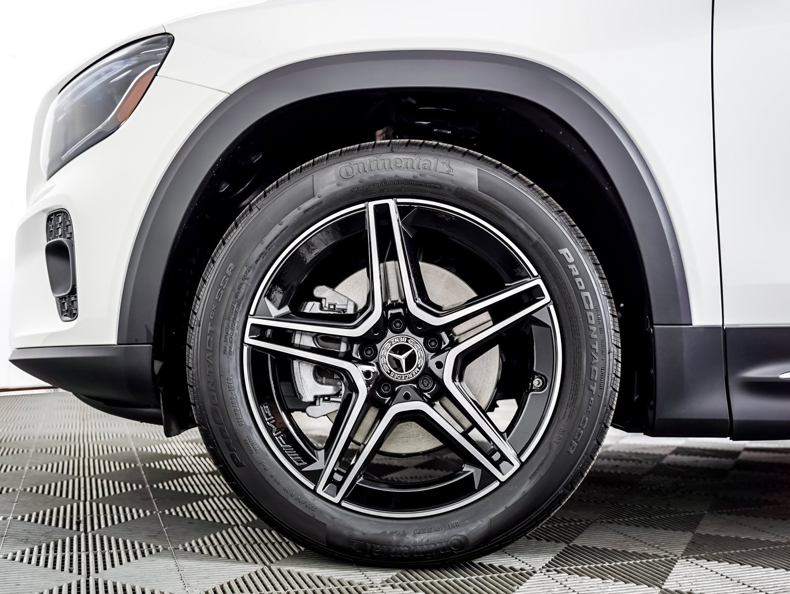 New 2026 Polar White Mercedes-Benz GLB 250 image 4