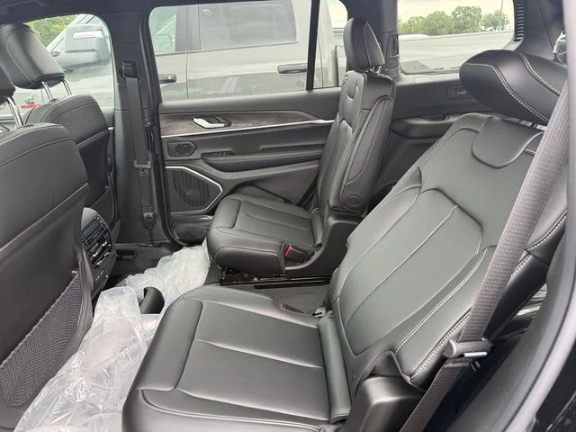 New 2026 Diamond Black Crystal Pearlcoat Jeep Limited image 24