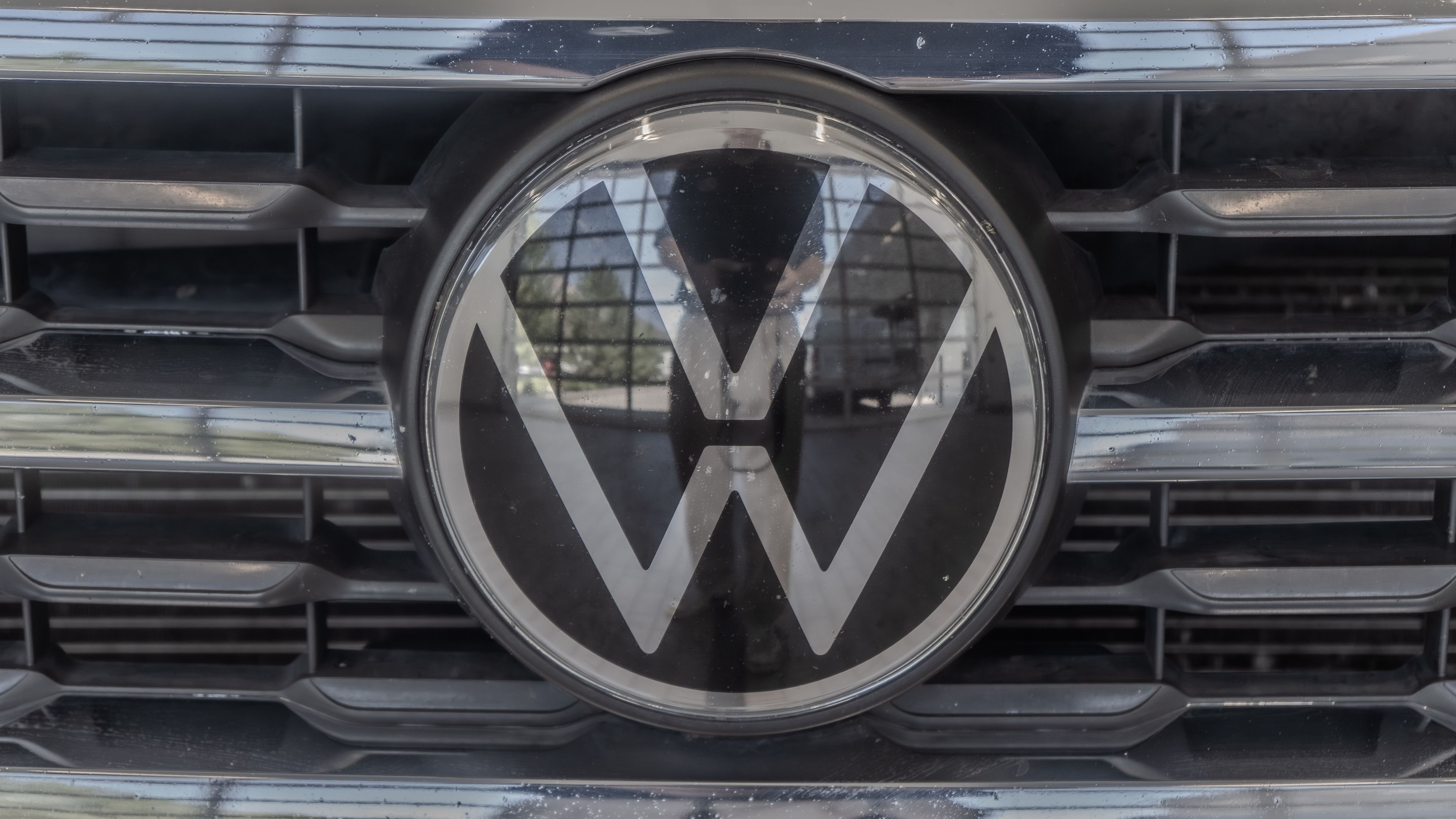Used 2022 Gray Volkswagen 3.6L V6 SEL R-Line image 5
