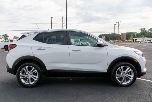 Used 2023 Summit White Buick Preferred image 5