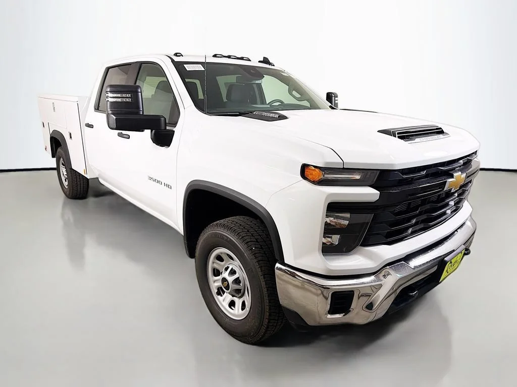 New 2026 Summit White Chevrolet WT image 3