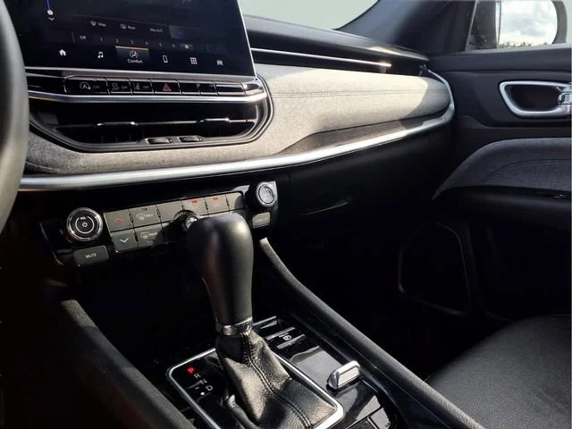 Used 2024  Jeep Latitude image 10