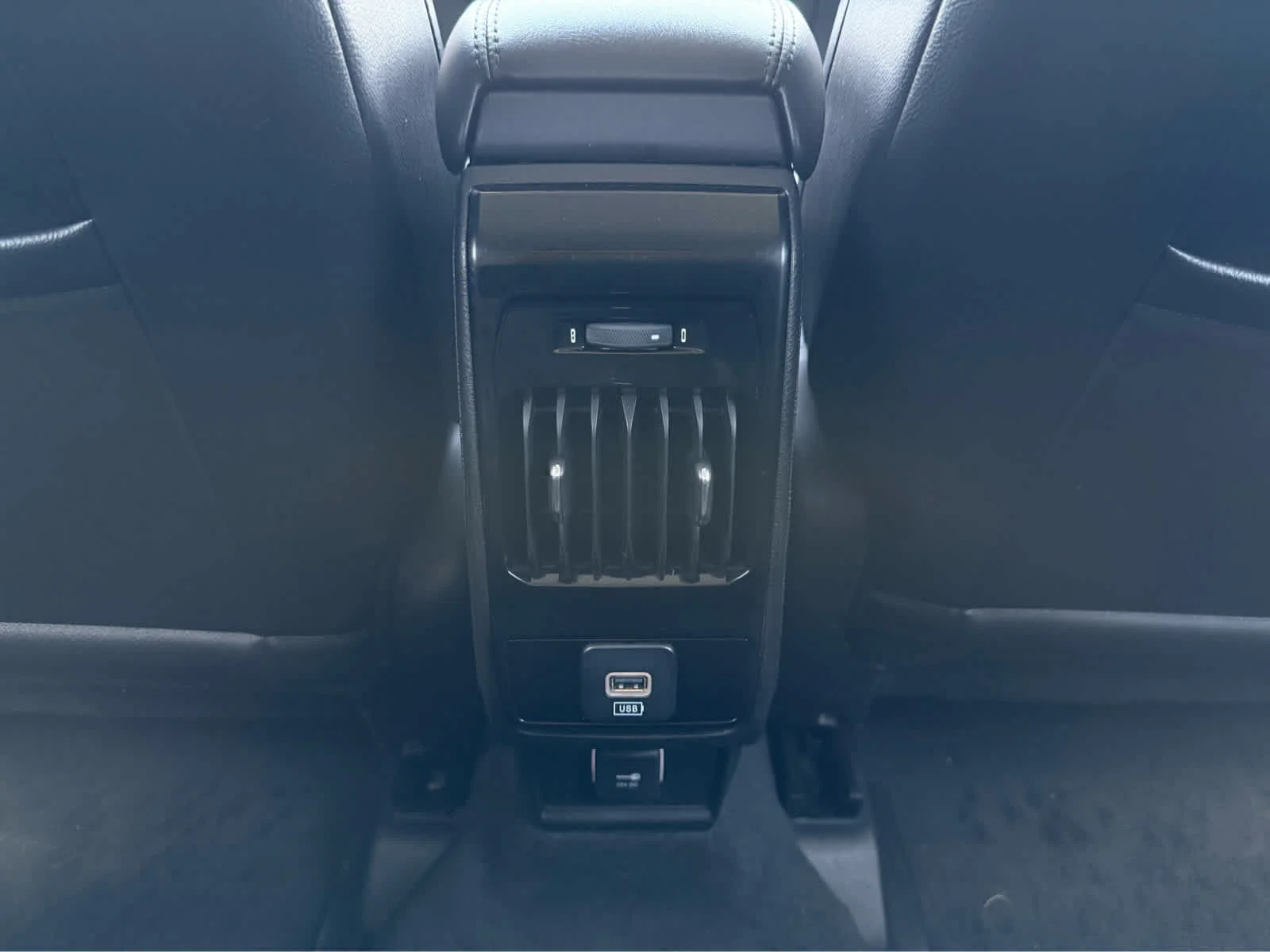 Used 2022 Granite Crystal Metallic Clearcoat Jeep Latitude Lux image 28