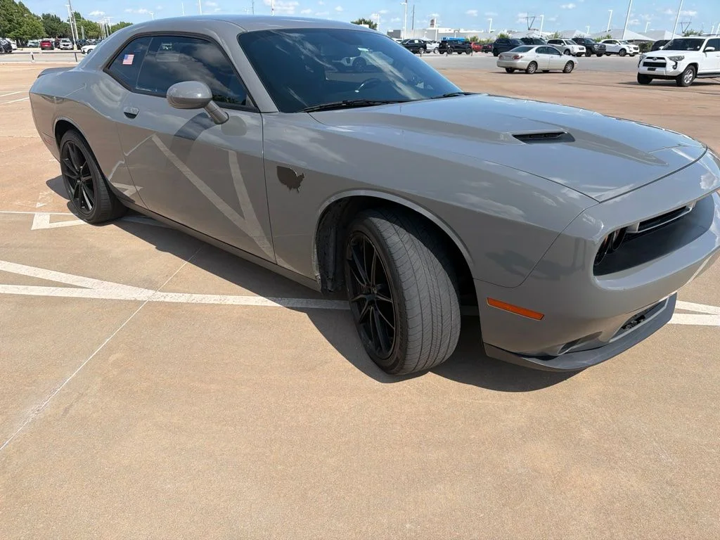 Used 2019 Gray Dodge SXT image 4