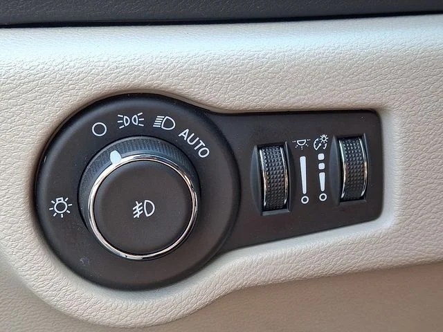 Used 2024 Silver Chrysler Touring L image 25