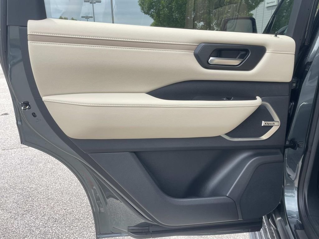 New 2026 Alpine Metallic / Super Black Two-tone Nissan Platinum Reserve image 11