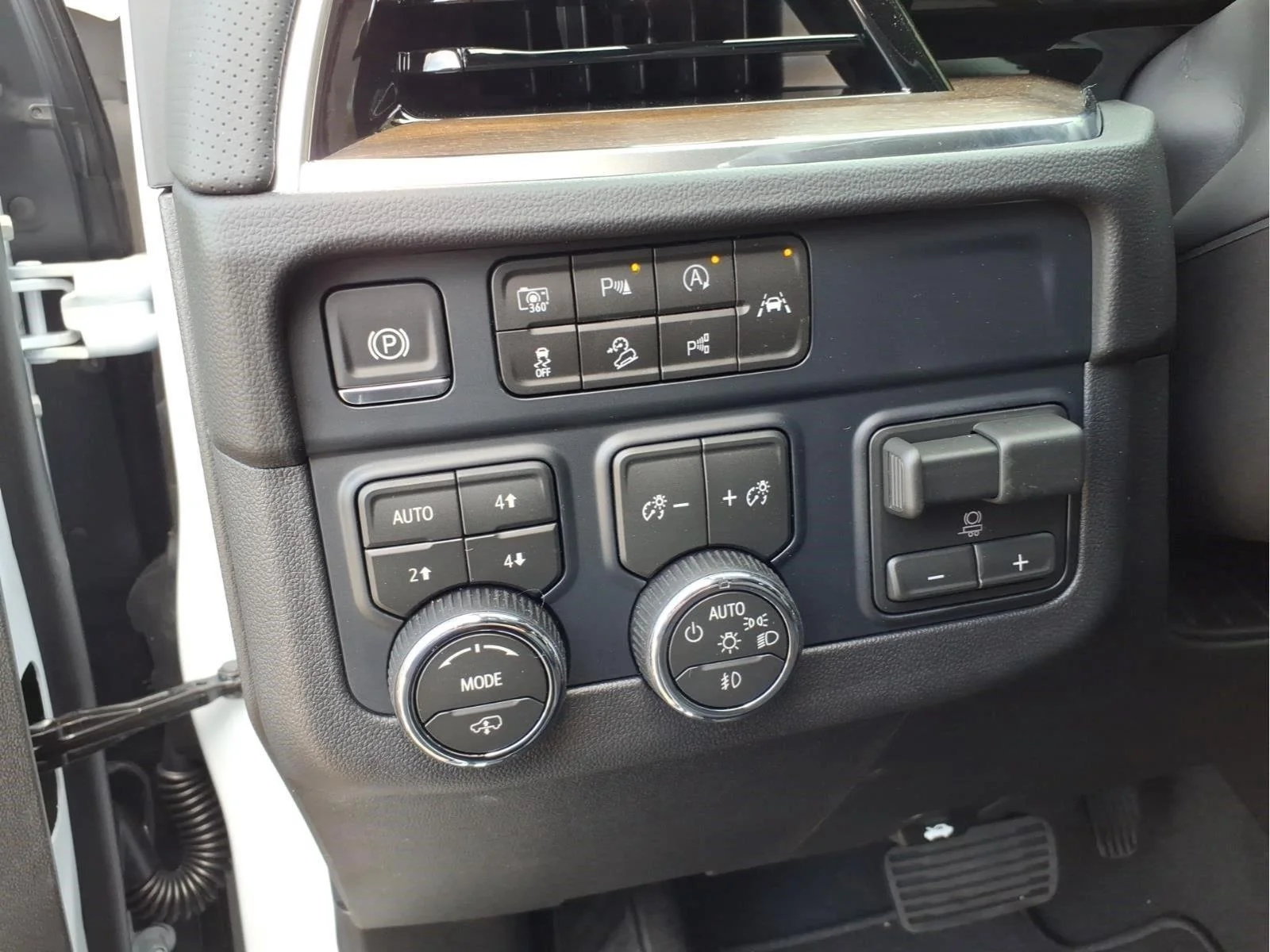 New 2027 Polar White Tricoat Chevrolet High Country image 19