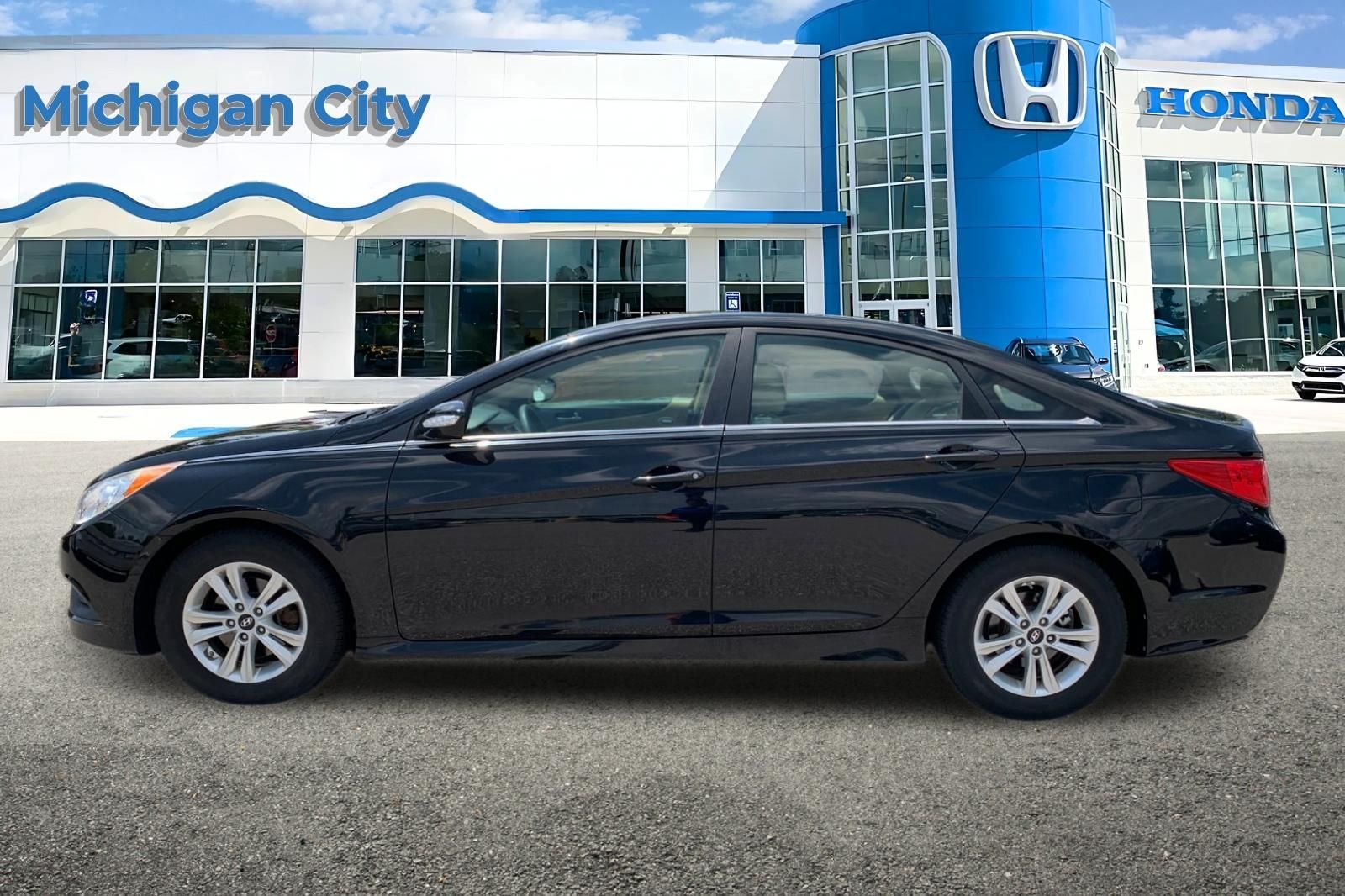 Used 2014 Black Hyundai GLS image 2