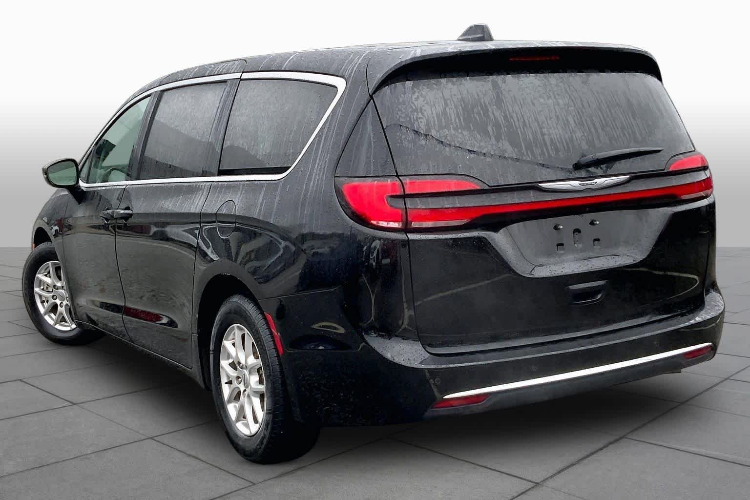 Used 2024 Diamond Black Crystal Pearlcoat Chrysler Touring L image 10