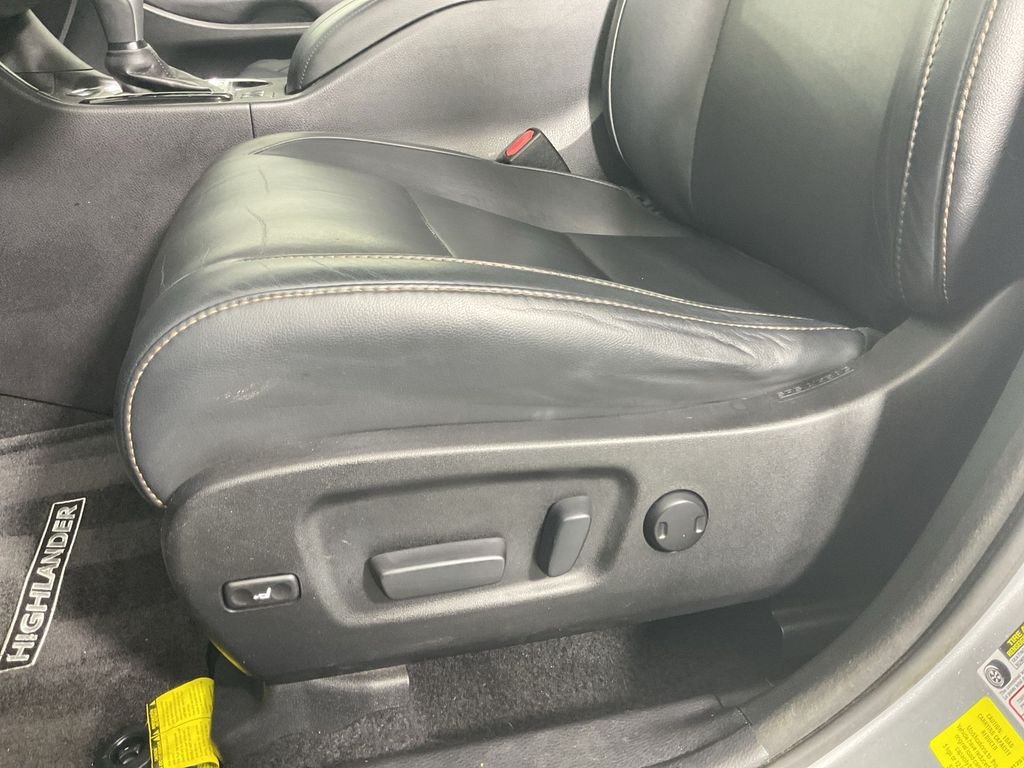 Used 2017 Silver Toyota XLE image 21