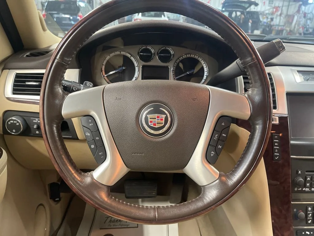 Used 2013 White Cadillac Luxury image 20