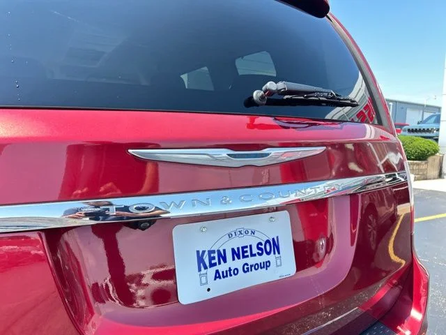 Used 2015 Red Chrysler Touring image 5