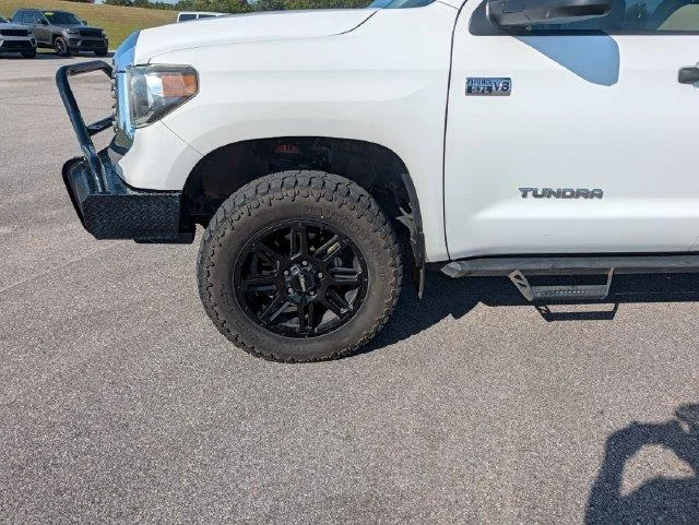 Used 2021 White Toyota SR5 image 27
