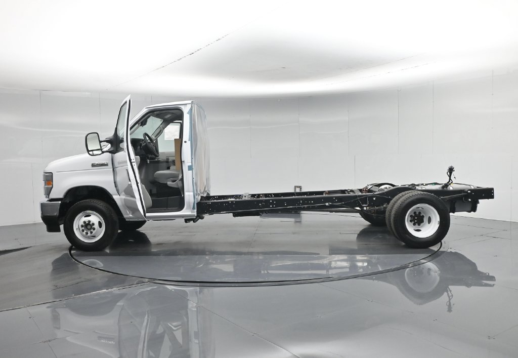 New 2027 White Ford Base image 23
