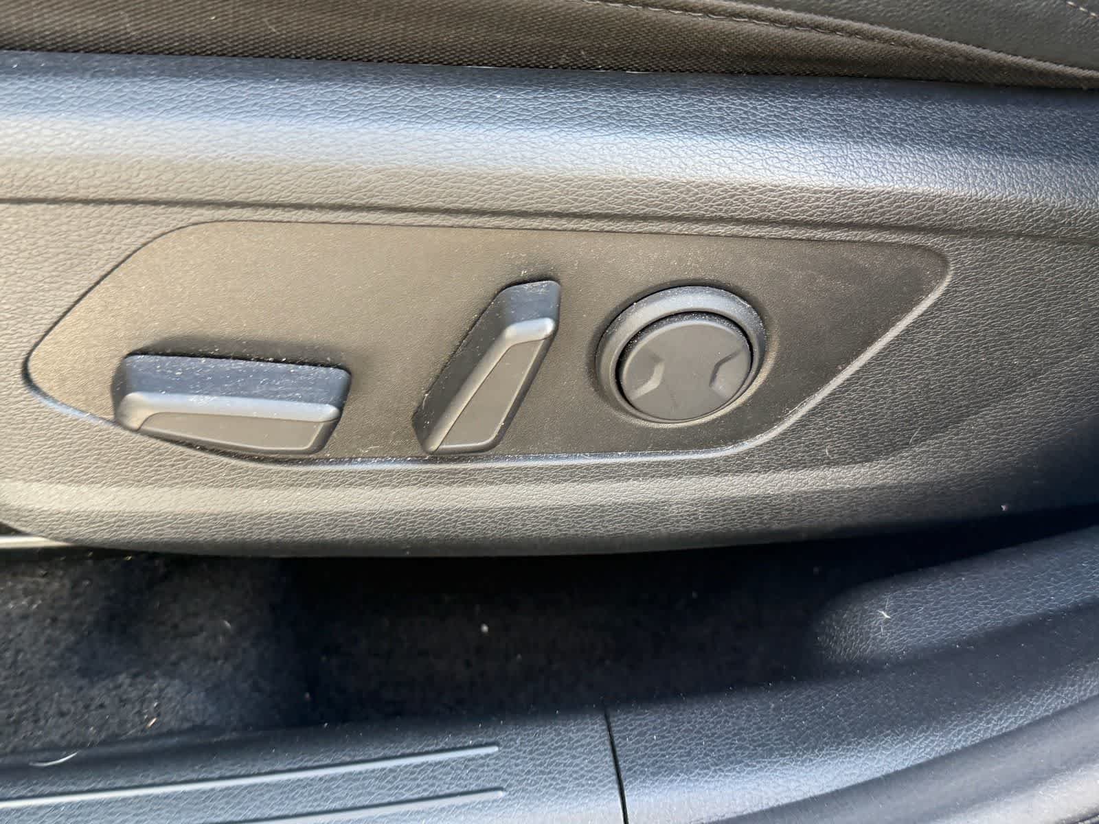 Used 2025 Glacial White Pearl Kia X-Line image 6