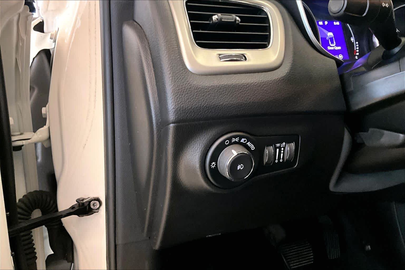 Used 2020 White Clearcoat Jeep Latitude image 27