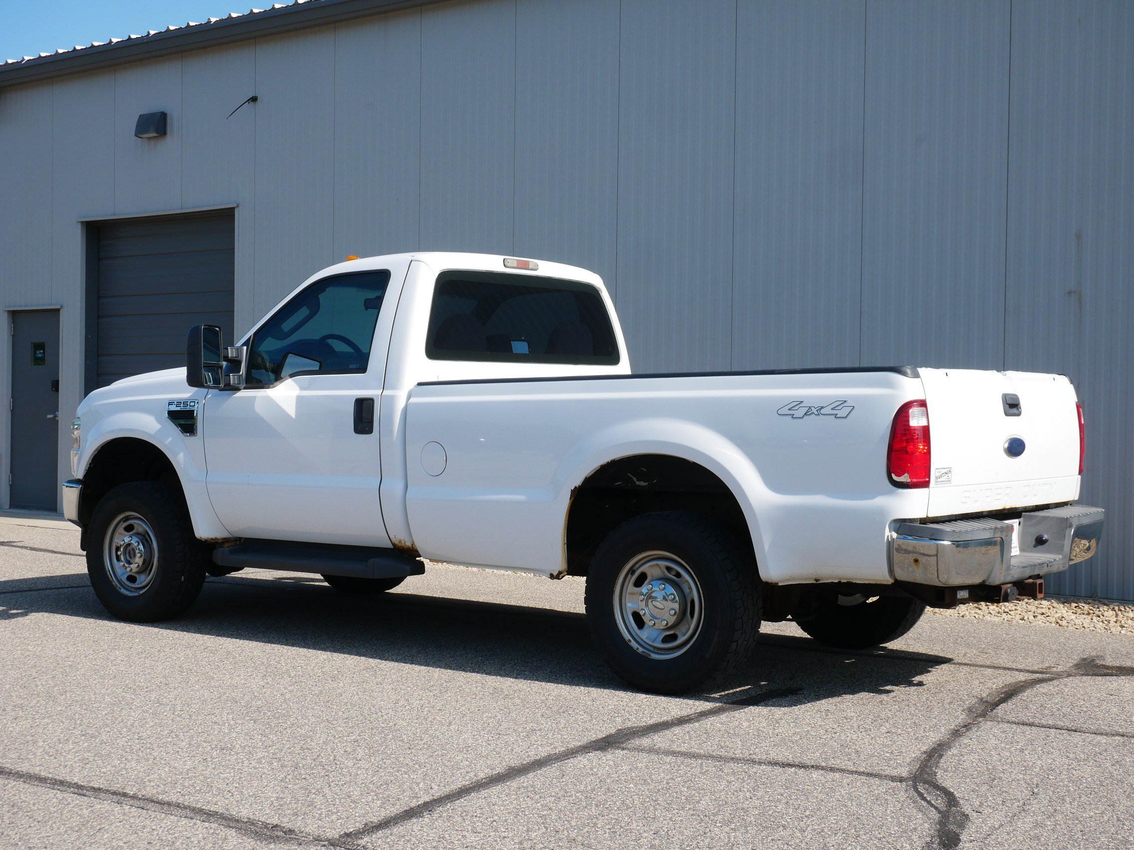 Used 2010 White Ford XL image 3