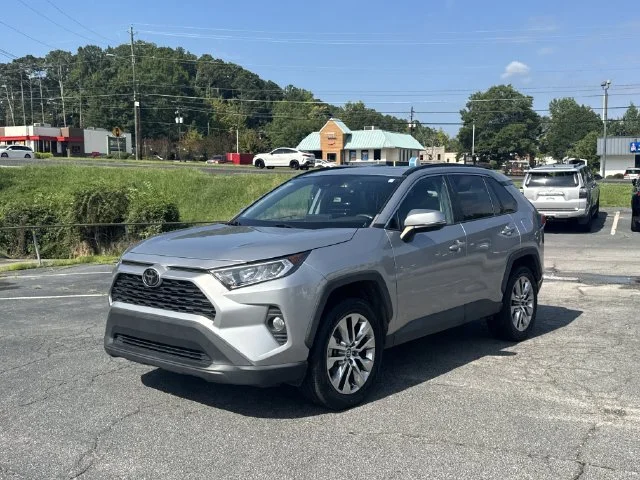 Used 2021 Silver Toyota XLE Premium image 3