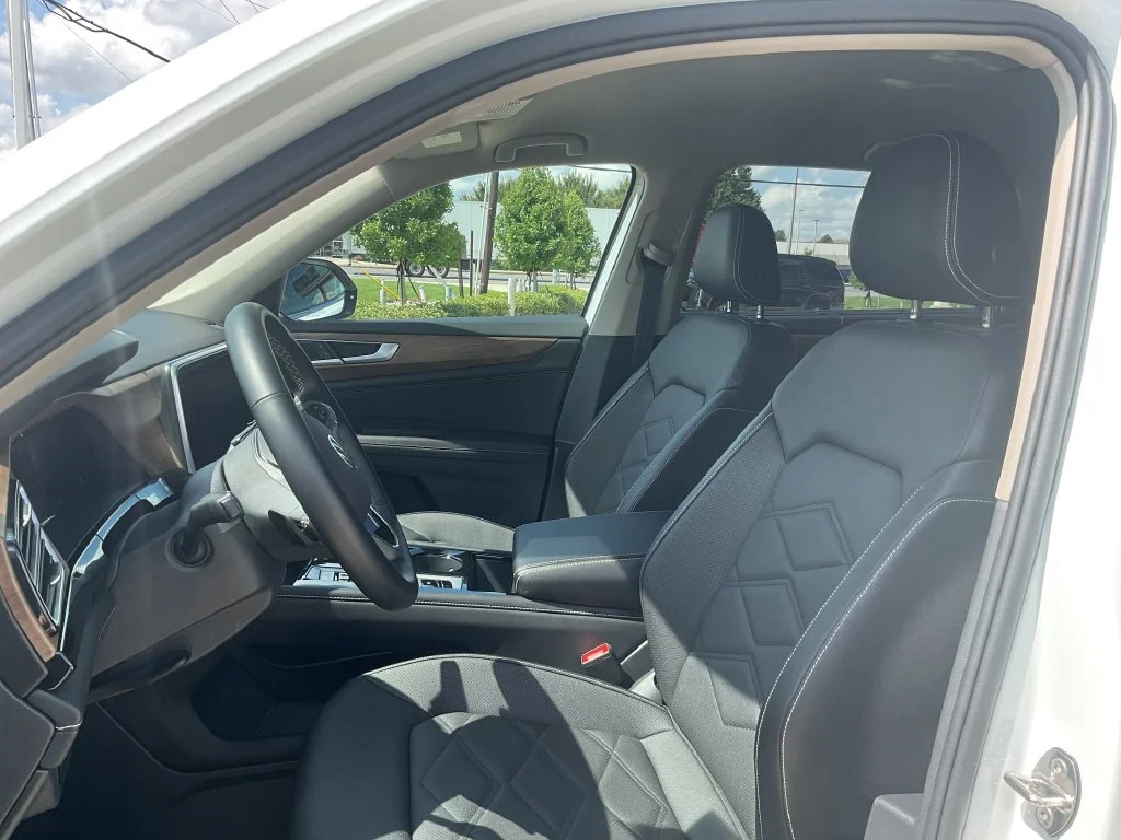 Used 2025 White Volkswagen 2.0T SE w/Technology image 13