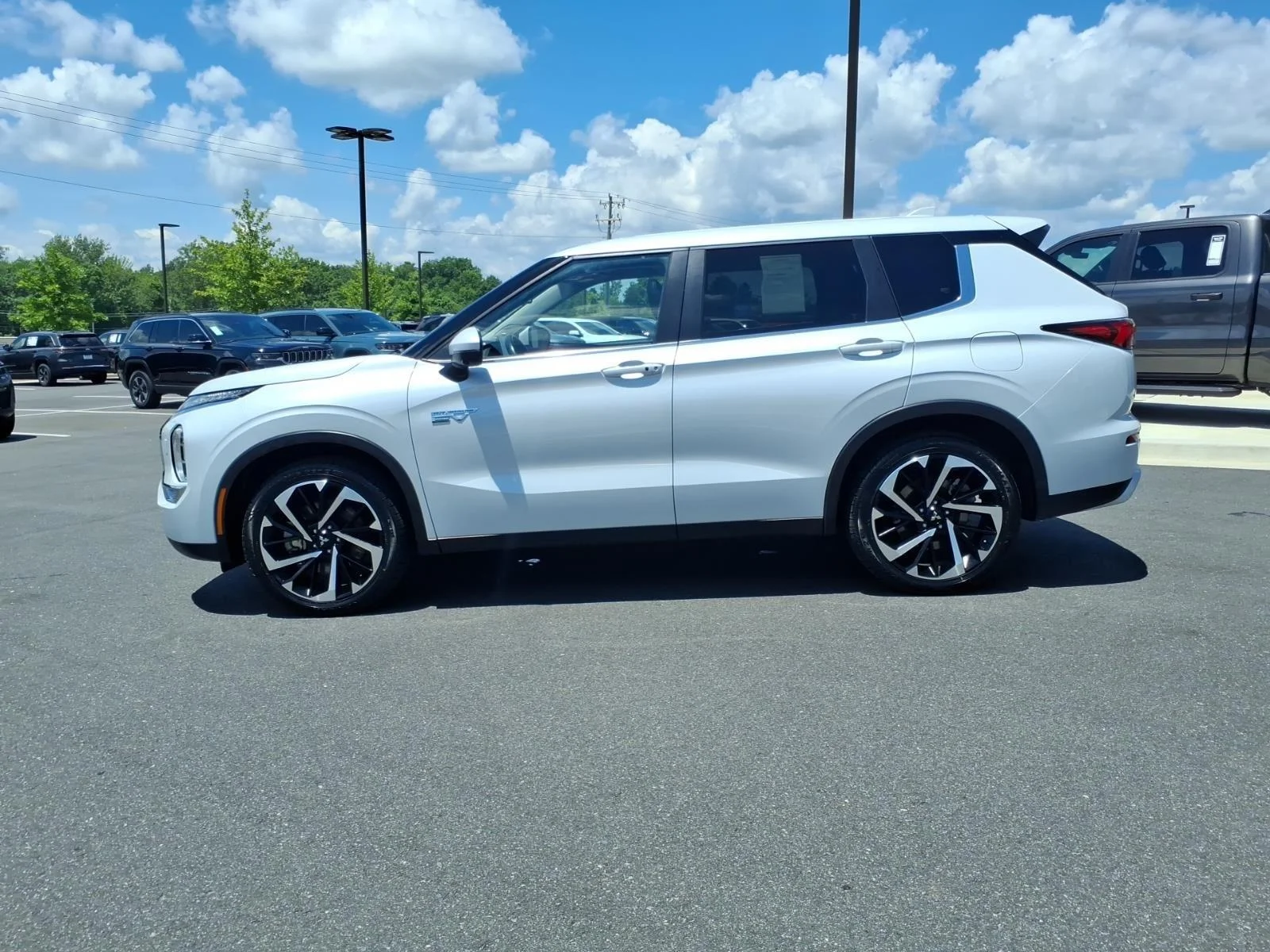 Used 2024 Alloy Silver Metallic Mitsubishi SE image 3