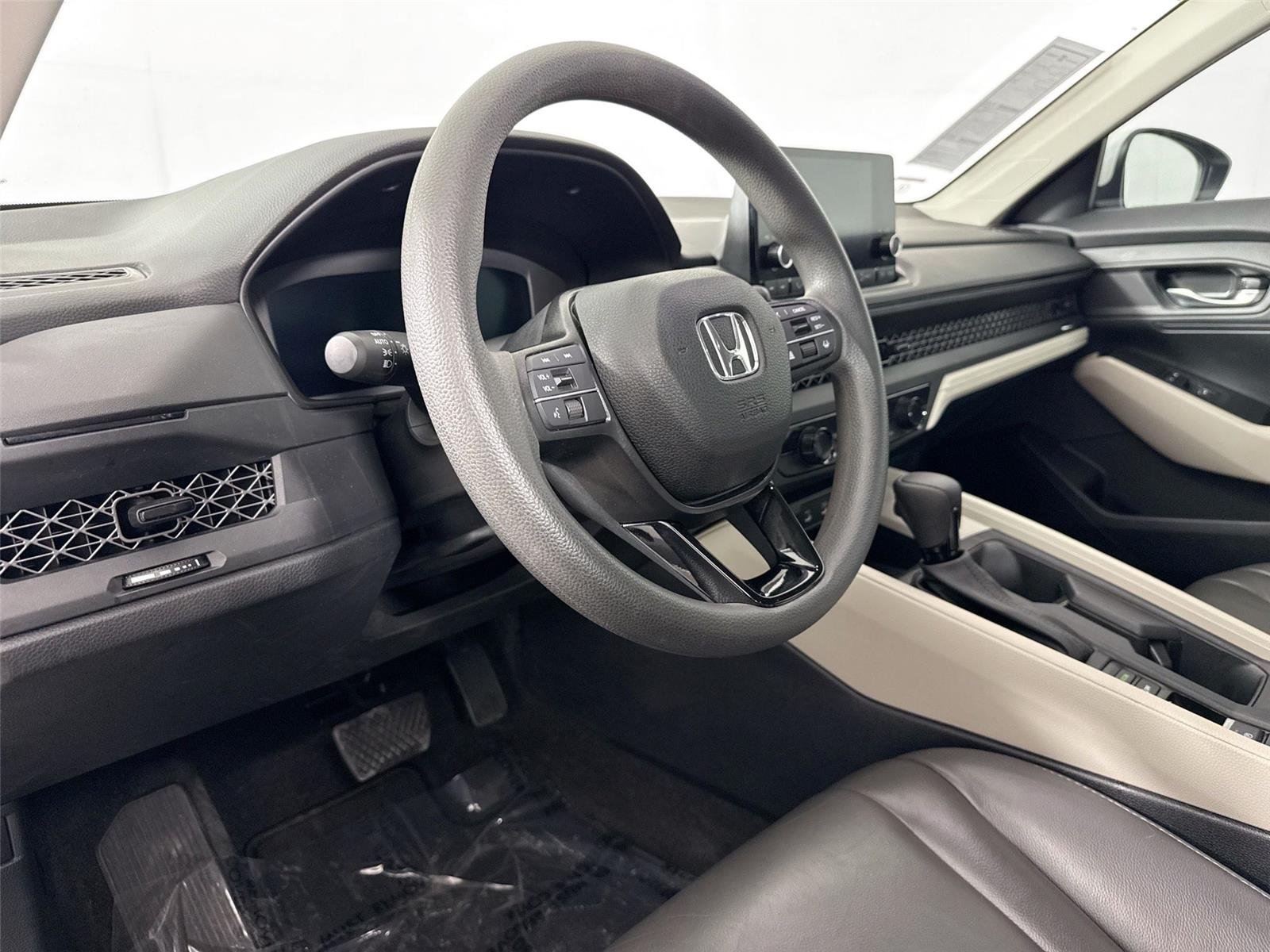 Used 2023 Platinum White Pearl Honda LX image 4