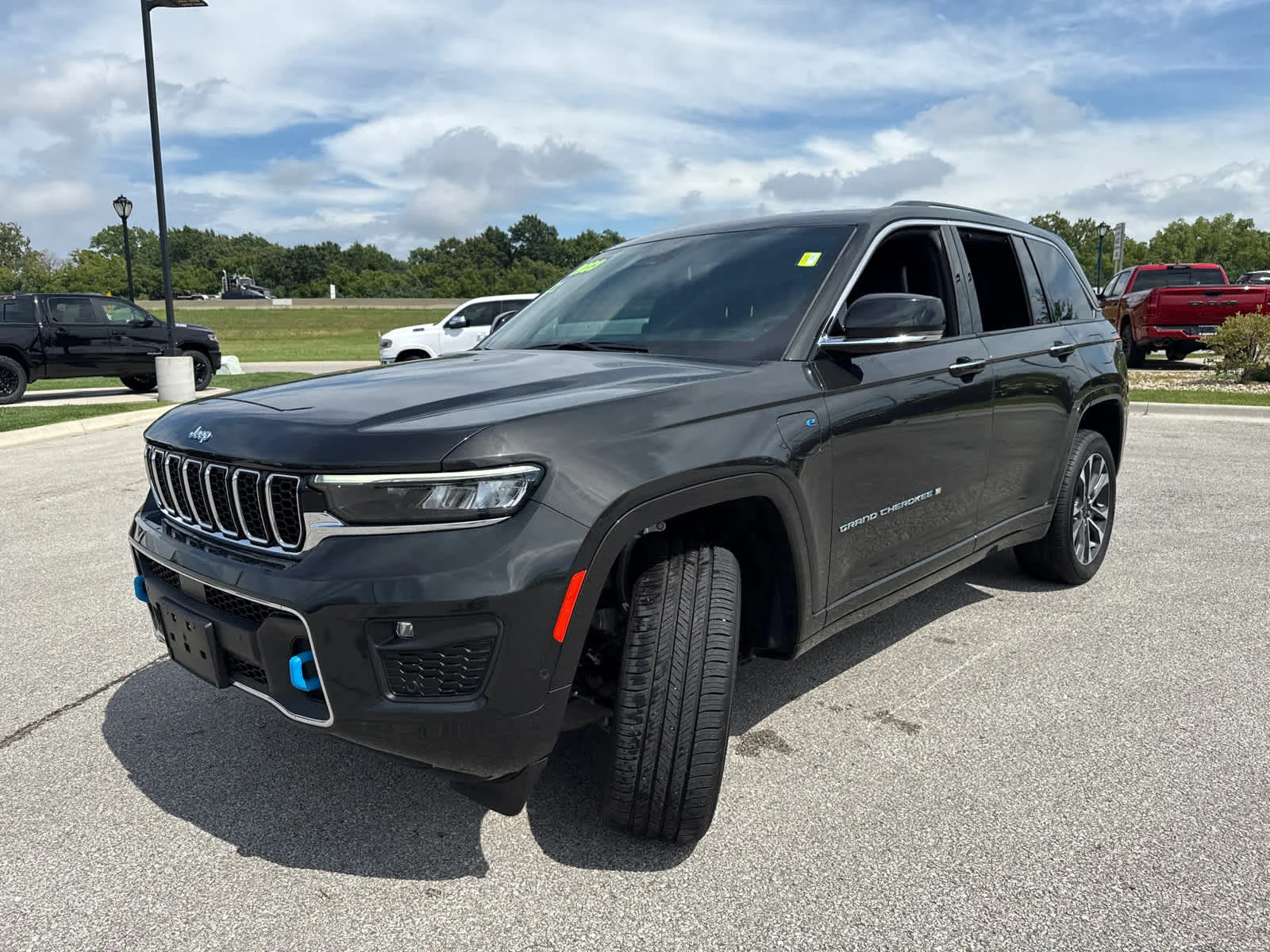 Used 2023 Rocky Mountain Pearlcoat Jeep Overland image 4
