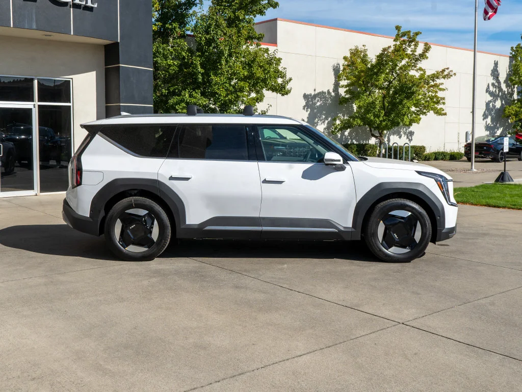 New 2026 White Kia Wind image 8