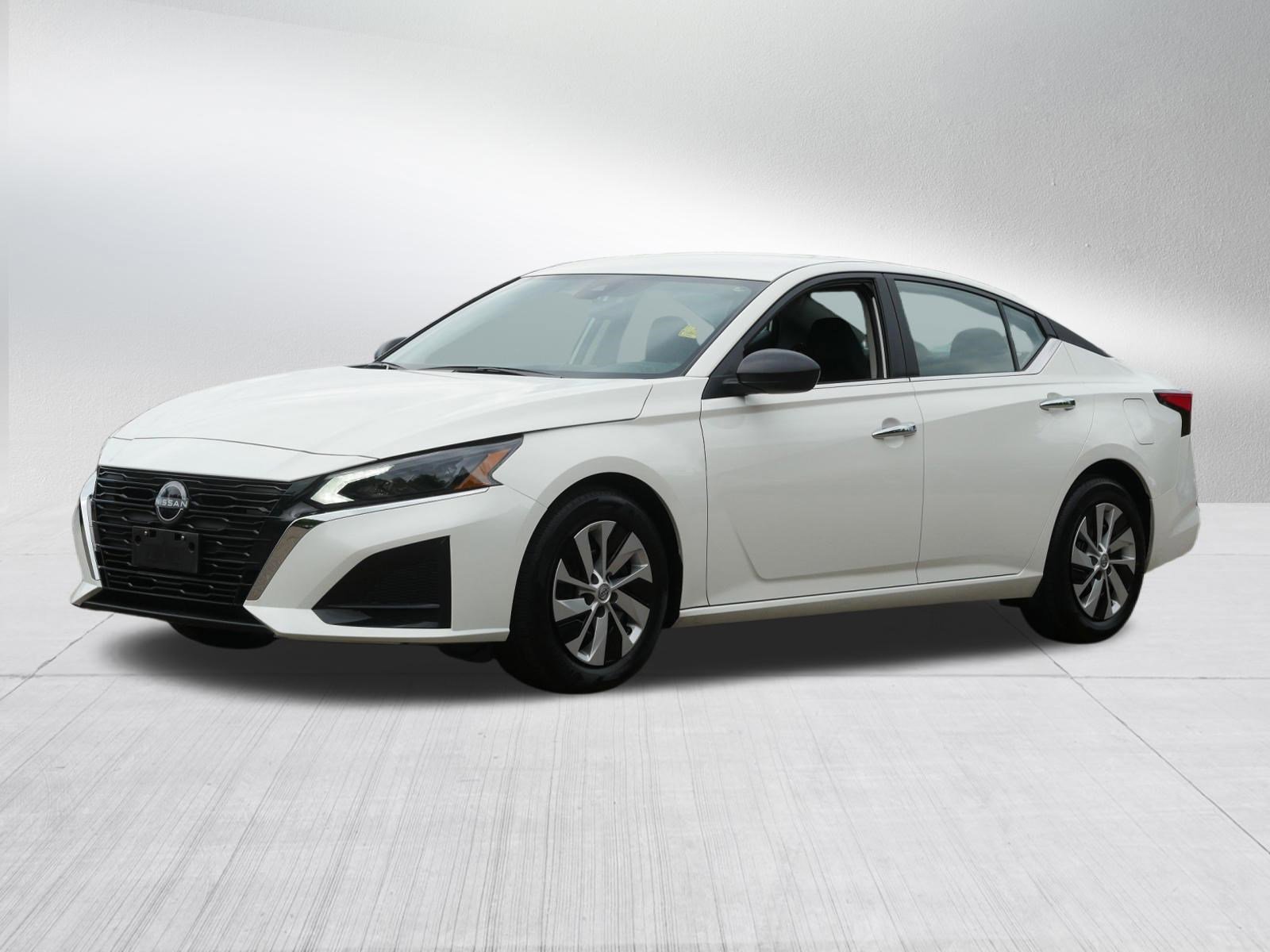 Certified Used 2025 Glacier White Nissan S image 3
