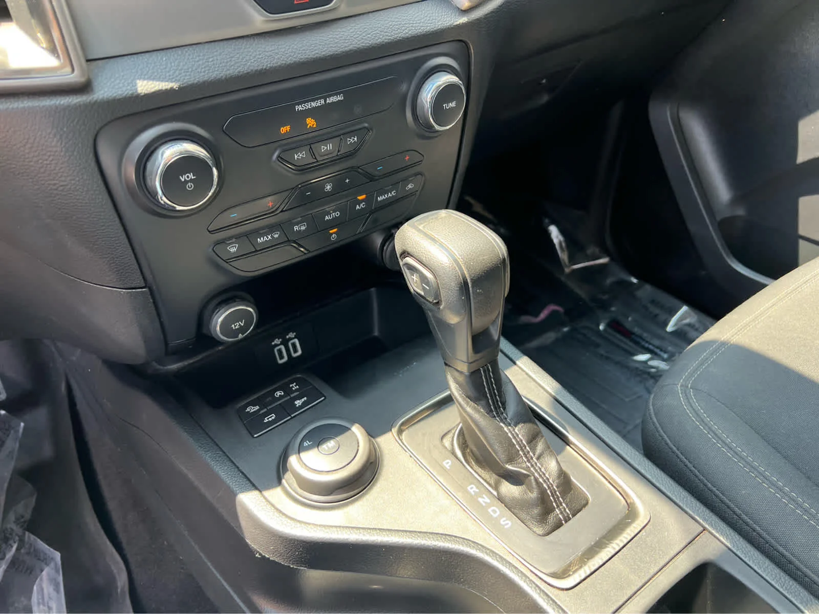 Certified Used 2020 Oxford White Ford XLT image 37