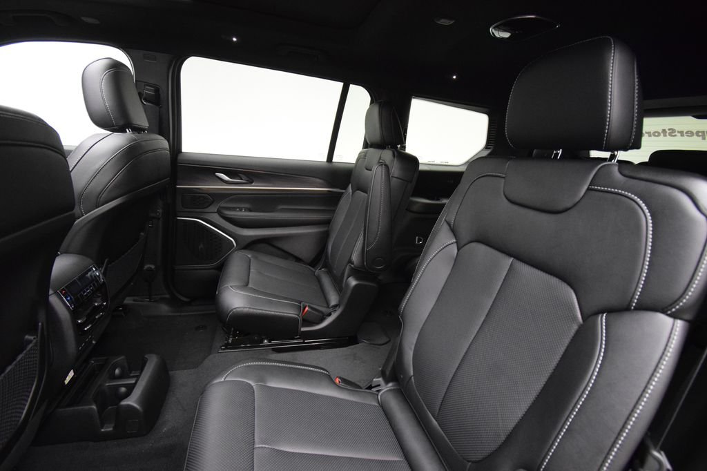 New 2026 Silver Zynith Exterior Paint Jeep Limited Reserve image 37