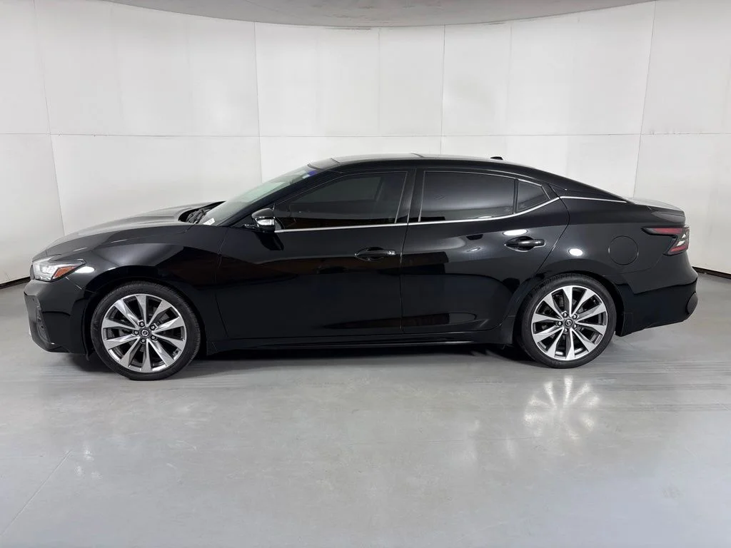 Used 2020 Black Nissan Platinum image 5